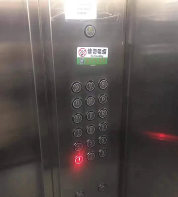 小区电梯从18楼突然坠落至1楼!电梯里的人吓出一身汗